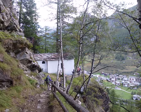 P1050585 ...par l'ancien chemin muletier bordé d'une chapelle...