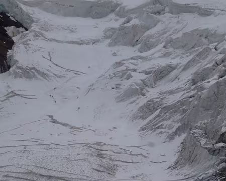 P1050606 Plusieurs cordées sillonnent le glacier Trift.