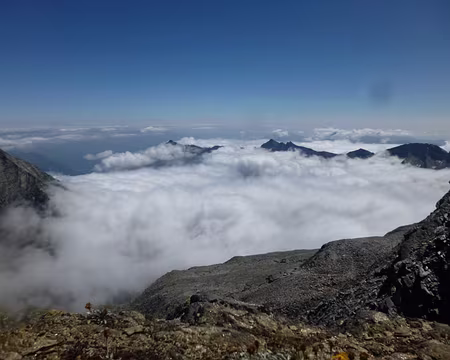 P1050630 ...et de l'autre, l'Italie et sa mer de nuages.