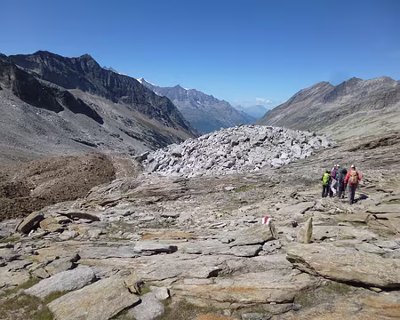 P1050634 Descente par la vallée de Furgg avec un imposant amas de roches