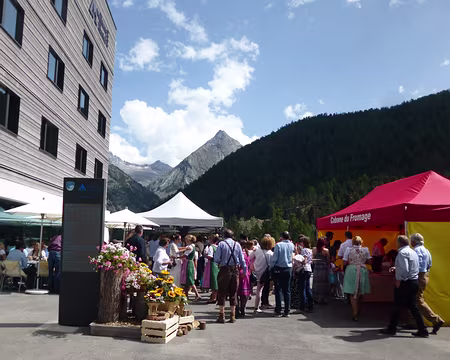 P1050754 Pour clore notre séjour, nous avons vu les invités d'un mariage avec costumes traditionnels.