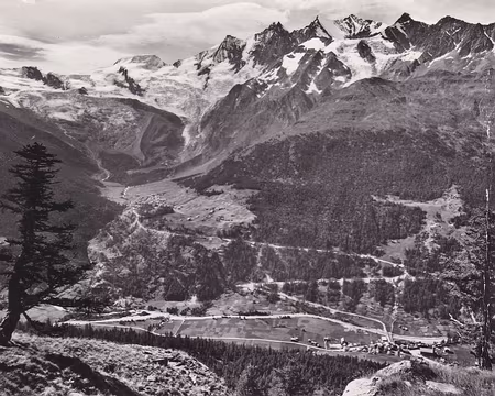 ZZIMG_20170909_0002 Un aperçu de Saas-Fee et des glaciers à la fin des années 50. Voir aussi les albums de la rando de Bernadette en juillet 2009. Merci à Alain.