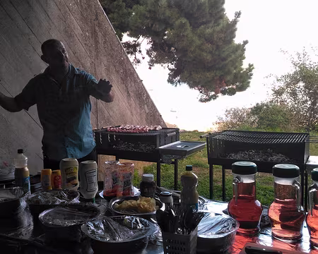 St Malo (39) Notre hôte aux manettes pour un sympathique barbecue.