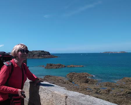 St Malo (53) AM. A. sur le remparrts devant le Grand et le Petit Bé