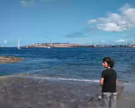 St Malo (58) Petit pêcheur dinardais face à St Malo