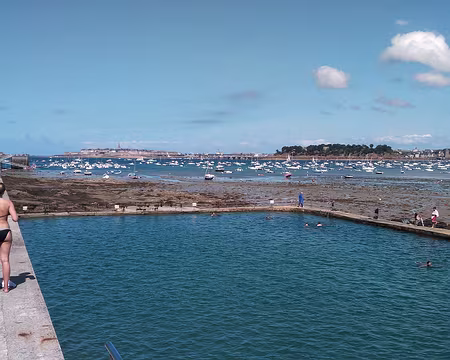 St Malo (61) Dinard, piscine d'eau de mer face à St Malo, Baie du Prieuré.
