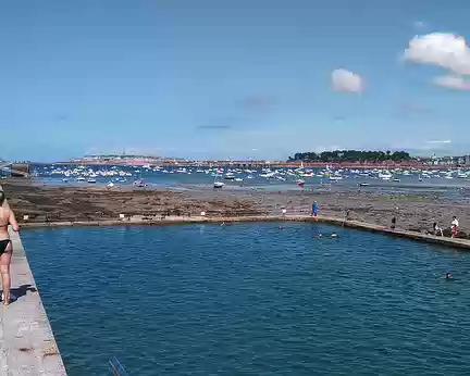 St Malo (61) Dinard, piscine d'eau de mer face à St Malo, Baie du Prieuré.