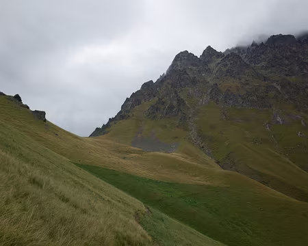 2017_08_31_11-30-56 Participants pressés à l'assaut du col de Côte-Belle, par les grands lacets du nouveau tracé du GR