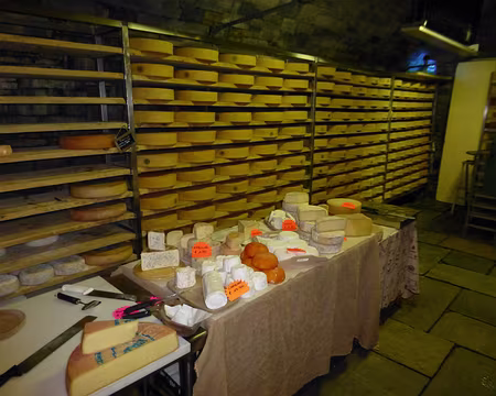 P1240388 Dzovennoz : Un petit tour chez le fromager s'impose : réserves de fontina