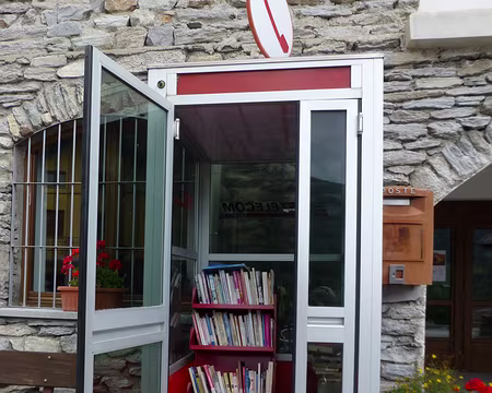 P1240408 Ollomont : Nouvelle vie d'une cabine téléphonique