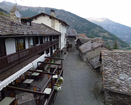 P1240453 Hameau de Cuchepache (Saint Rhémy), vue de la chambre d'hôtel !
