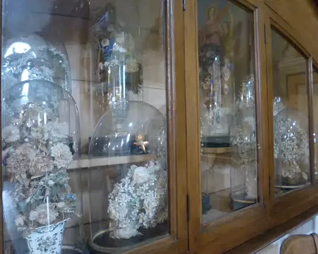 P1050792 Globes de mariée exposés dans l'église.