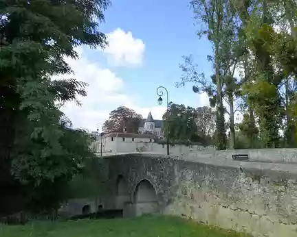 P1050822 Château édifié vers 1525, style Renaissance, et la Beuvronne, affluent de la Marne long de 24 km, Nantouillet