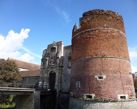 P1050823 Château de Nantouillet et sa façade.