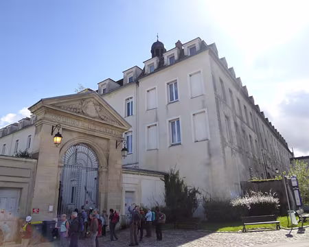 P1050827 Porche du Collège de Juilly...