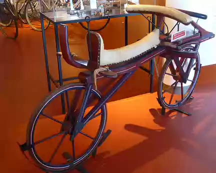 P1050920 Moret-sur-Loing abrite le Musée du Vélo. Draisienne