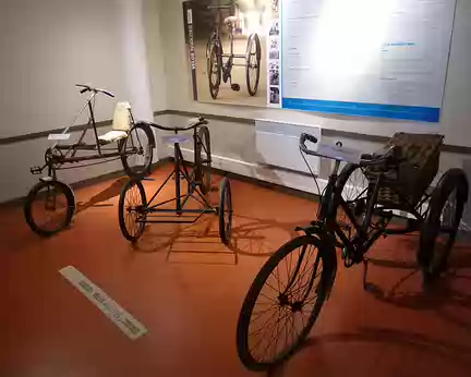 P1050928 A gauche, le Vélorizontal (1937), le Tricycle Tournoi (1910) et le Tricycle Monet-Guyon (1930)