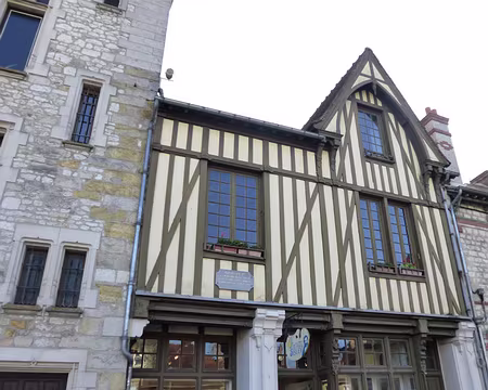 P1050955 Napoléon 1er passa la nuit du 19 au 20 mars 1815 dans cette chambre.