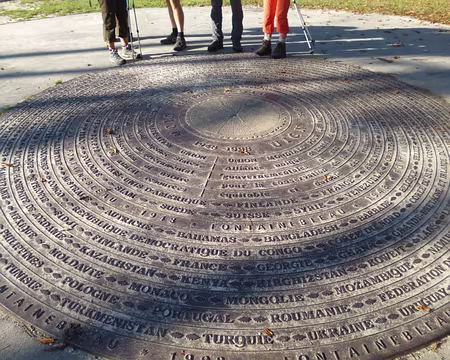 P1060064 Plaque commémorative de l'UICN (Union internationale pour la Conservation de la Nature) apposée en 1998 pour le cinquantième anniversaire (1948-1998) à...