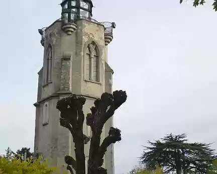 P1060123 La tour de guet, de style troubadour érigée en 1840, abritant le musée Chappe est située à St-Martin-du-Tertre, le plus haut village d'Ile-de-France (alt. 200...