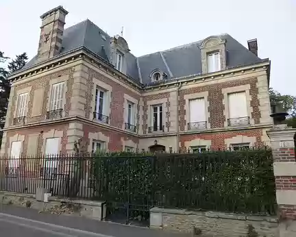 P1060124 L'achitecte-paysagiste Louis Varé (1803-1883) est appelé par Napoléon III pour créer le Bois de Boulogne en 1853. Il vécut dans cette maison à...