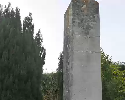 P1060126 Stèle de 3 mètres de hauteur où est mentionné 