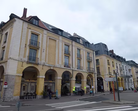 P1060274 Façades classiques du XVIIè s. avec arcades, quai Duquesne