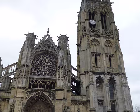 P1060278 Façade (XIVè s.) et tour-beffroi (début XVIè s.) haute de 42 m