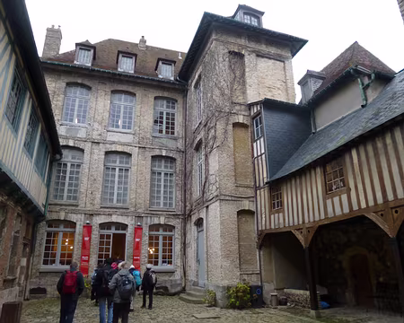 P1060288 Château-musée renfermant...