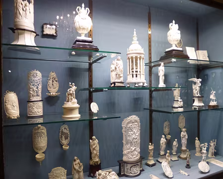 P1060289 une collection d'objets en ivoire, Dieppe étant au XVIIIè s. un grand port ivoirier.