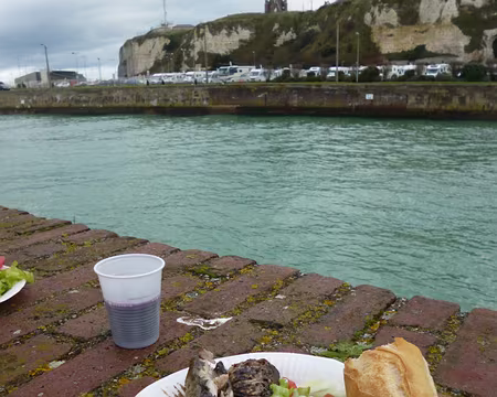 P1060308 Pique-nique aux harengs au bord du port.