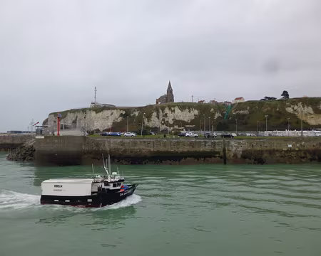 P1060314 Entrée du port et la chapelle Notre-Dame-de-Bonsecours