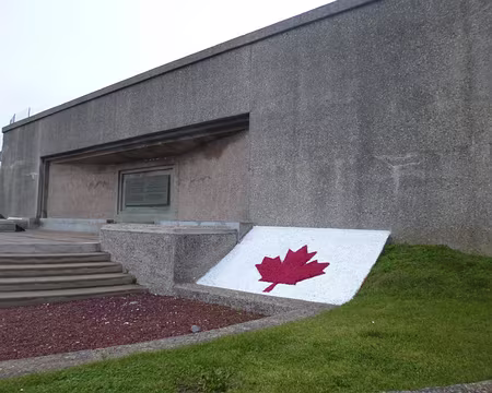 P1060327 Lors de l'opération Jubilee, des canadiens débarquèrent le 19 août 1942 sur la plage de Puys et y moururent ou furent prisonniers.