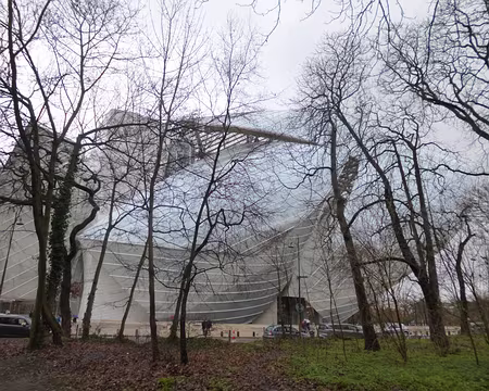 P1060476 Il abrite la Fondation...