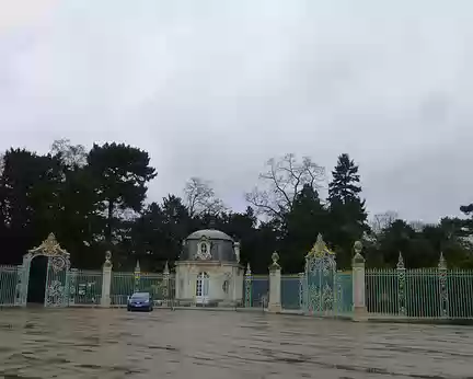 P1060483 La grille d'honneur (1835) et le Pavillon Louis XV du Parc de Bagatelle. Parc de 25 ha réalisé dans un style anglo-chinois.