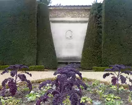 P1060489 Stèle à la mémoire du maître en l'art des jardins, J.C.N. Forestier ( 1861-1930)