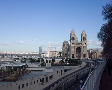 2017_12_06_11-35-33 Cathédrale de la Major, à sa gauche tour La Marseillaise de Jean Nouvel, en construction