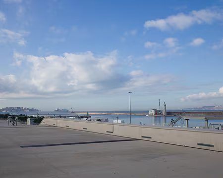 2017_12_06_11-38-13 Devant le MUCEM, îles du Frioul à gauche