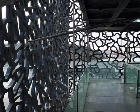 2017_12_06_12-05-49 Librement accessibles depuis le rez-de-chaussée, deux rampes extérieures serpentent jusqu’au toit-terrasse, invitant le visiteur à vivre une fascinante...