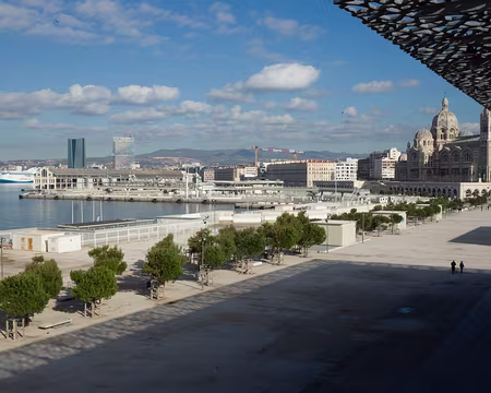 2017_12_06_12-09-19 Après avoir couvert le MuCEM d'un léger voile de résille, puis le stade Jean- Bouin d'une maille finement ciselée, le béton fibré à ultra hautes performances...