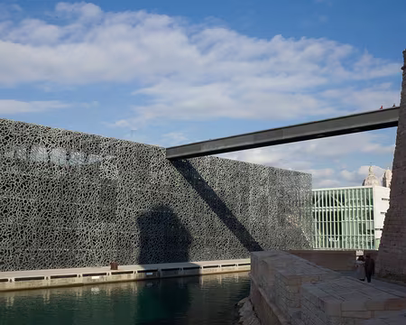 2017_12_06_12-37-42 Ductal® a également permis de réaliser les deux passerelles qui relient tout en finesse le MuCEM à la ville de Marseille. Celle qui s'étend du MuCEM au Fort...