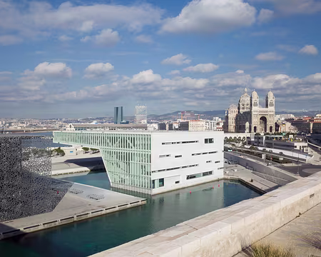 2017_12_06_13-06-16 Villa Méditerranée (Stefano Boeri 2013). Le plus long porte-à-faux habité du monde (40m, 4000 tonnes) surplombe un amphithéâtre de 410 places immergé dans un...