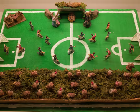2017_12_06_13-17-57 Exposition sur le football - Crèche de Noël, Arianna Camillis (enfant de 14 ans) 2002. Les 27 angelots au 'paradis' du stage représentent les 27 enfants de San...