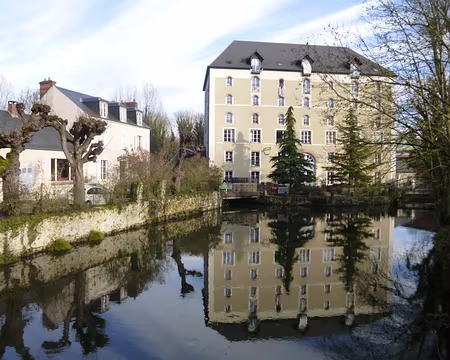 P1060454 Moulin de Vaux, Auvers-St-Georges, se reflétant dans la Juine.