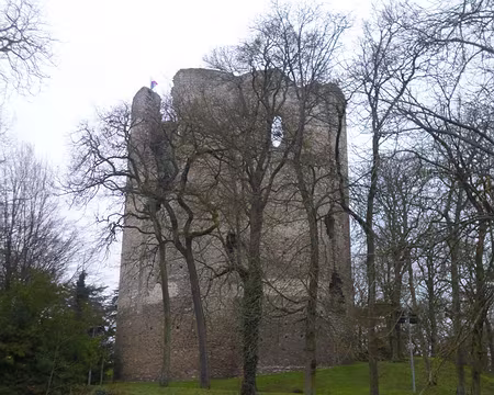 P1060462 La Tour de Guinette, Etampes. Seul le donjon subsiste, la château ayant été rasé en 1589. Merci à Jean-Claude pour la 25è étape du Tour de l'Ile-de-France de...
