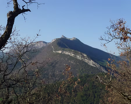 P1250780 Au départ de Serres, vue sur la crête de Beaumont (précédente escapade automnale)
