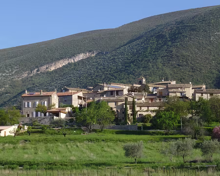 P1250903 Villeperdrix est adossée à la montagne d'Angèle