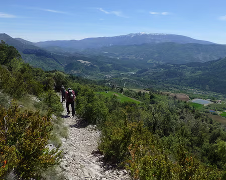 P1250973 D'un bon pas on se rapproche du Ventoux