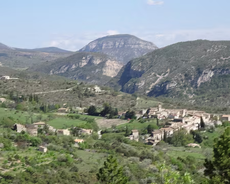 DSC05910 Arrivée sur Villeperdrix, vue sur le Montrond en arrière plan