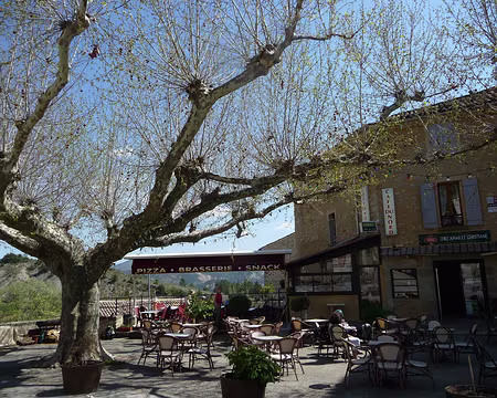 P1080746 Un verre sur la place de Rosans
